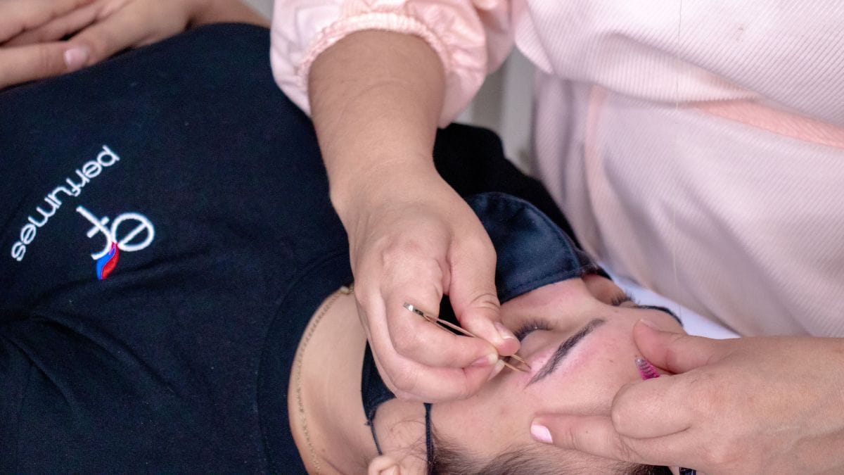 Mulher se prepara para transplante de sobrancelha