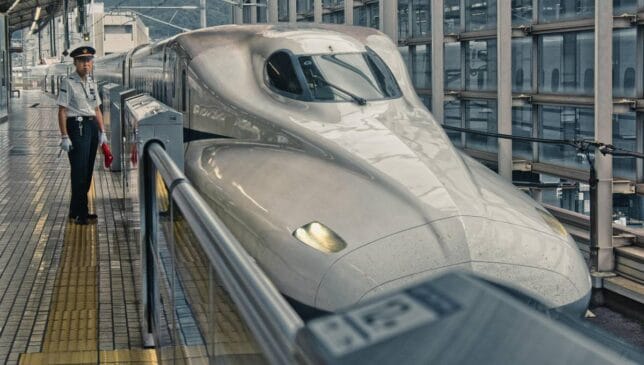 Trem-bala conecta cidades quase como teletransporte, com velocidade de até 350 km/h e choca o mundo