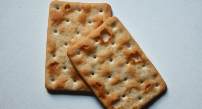 Trocar o jantar por cream cracker pode ser mais calórico e menos saudável do que muita gente imagina