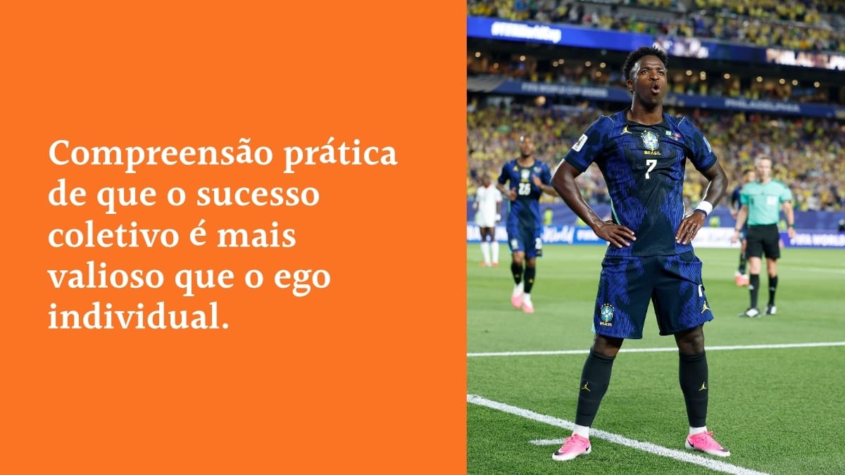 Vinícius Jr. em campo com a Seleção Brasileira, ao lado do texto: "Compreensão prática de que o sucesso coletivo é mais valioso que o ego individual", destacando o valor da coletividade sobre o individualismo.