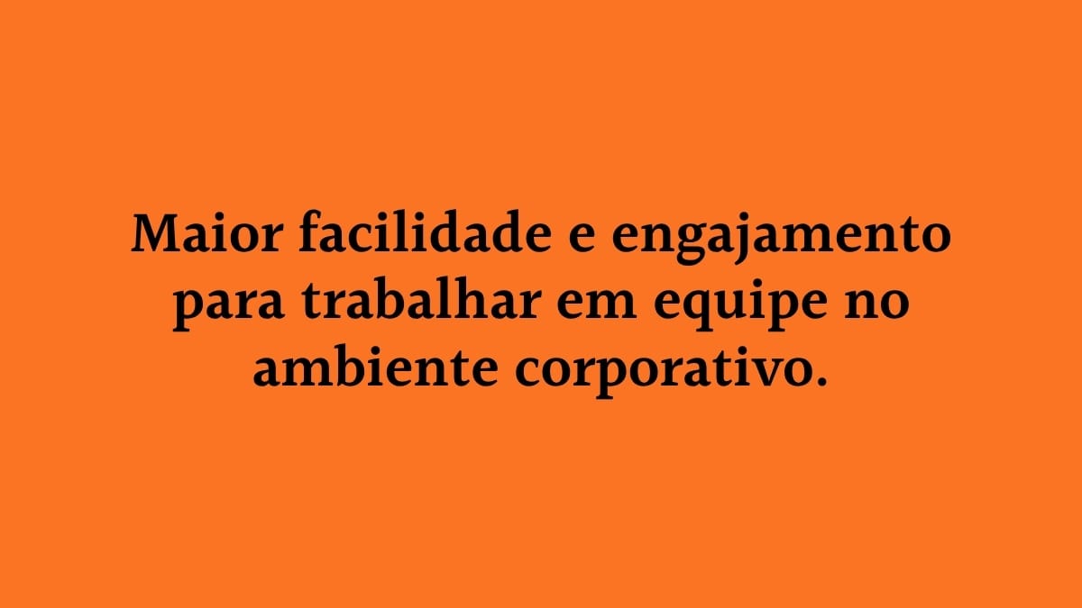 Fundo laranja com o texto centralizado: "Maior facilidade e engajamento para trabalhar em equipe no ambiente corporativo", destacando a importância da colaboração no trabalho.