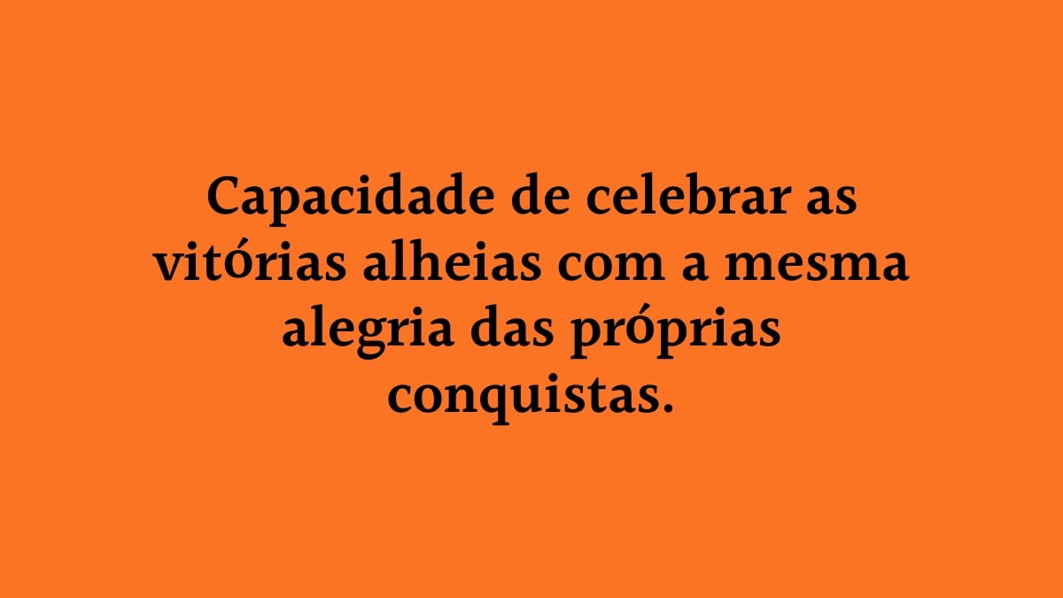 Fundo laranja com o texto centralizado: "Capacidade de celebrar as vitórias alheias com a mesma alegria das próprias conquistas", destacando valores como empatia e companheirismo.