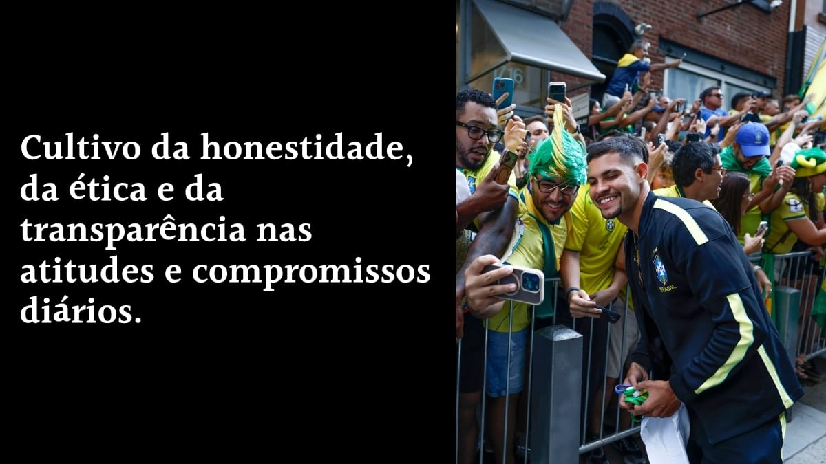 Jogador da Seleção Brasileira interagindo com torcedores, ao lado do texto: "Cultivo da honestidade, da ética e da transparência nas atitudes e compromissos diários", enfatizando valores de conduta pessoal.