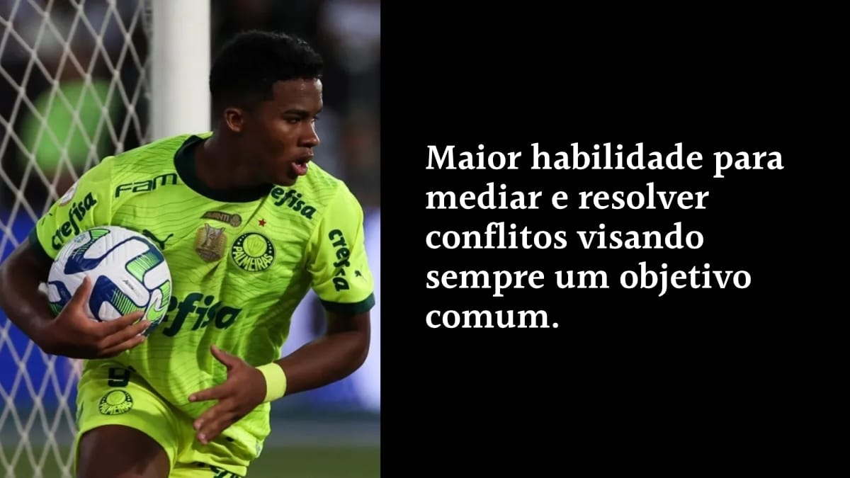 O jogador Endrick, na época atuando pelo Palmeiras, em campo com a bola, ao lado do texto: "Maior habilidade para mediar e resolver conflitos visando sempre um objetivo comum", destacando a importância da gestão de conflitos no trabalho em equipe.