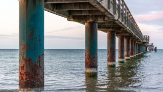 A engenharia por trás das pontes revela como estruturas gigantes se apoiam no fundo de rios e mares sem depender da água para sustentação (Foto: Freepik)