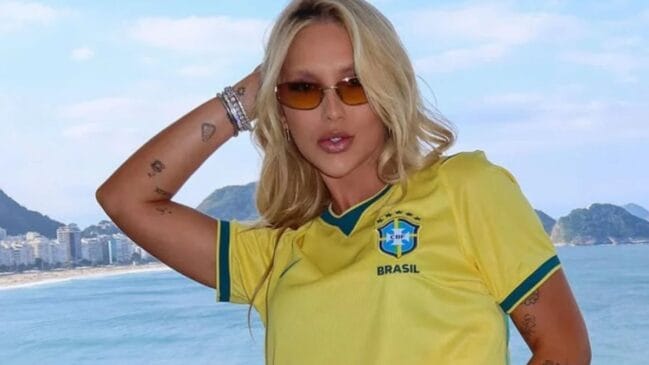 A influenciadora Virginia Fonseca posa com a camisa da Seleção Brasileira