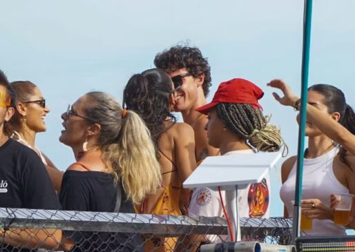 Em clima de romance e descontração, o cantor e a atriz brasileira foram flagrados durante um passeio no cinema /Agnews
