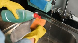 Estudo mostra que um hábito presente em milhões de cozinhas contribui, de forma silenciosa, para a dispersão de microplásticos no meio ambiente (Foto: Freepik)
