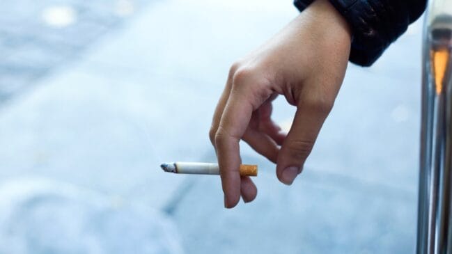 Pesquisa no chile identifica mecanismo que liga tabagismo a danos vasculares pulmonares (Foto: Freepik)