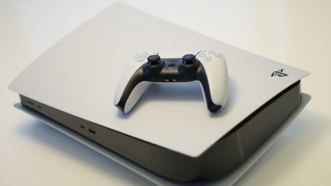 Um Playstation 5 com um controle sobre ele
