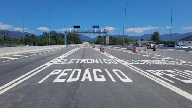 A mostra uma via sobre o pedágio eletrônico
