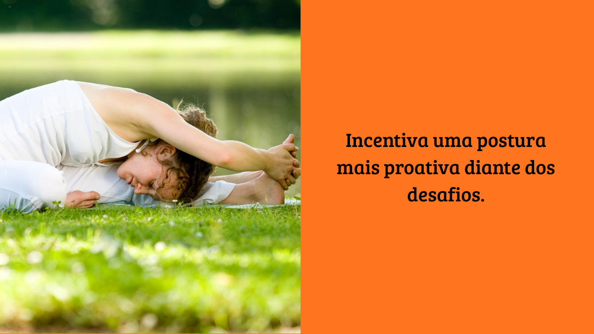 Pessoa praticando yoga em um gramado, ao lado de um fundo laranja com o texto: "Incentiva uma postura mais proativa diante dos desafios."