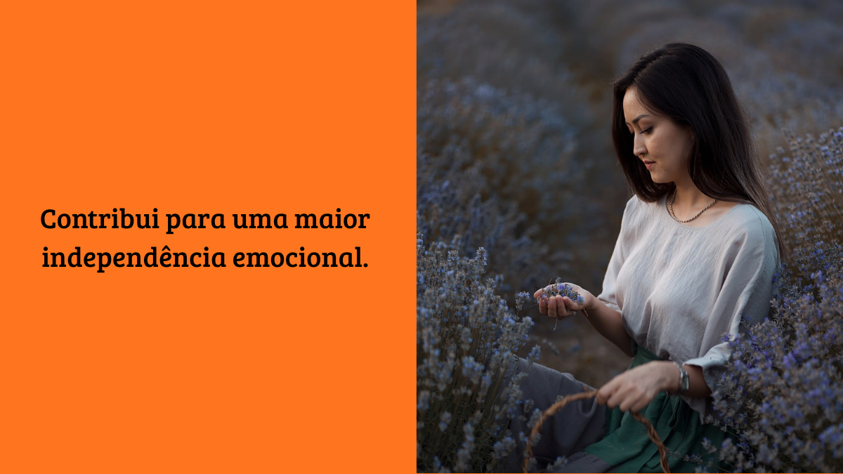 Mulher em campo de lavanda, ao lado de um fundo laranja com o texto: "Contribui para uma maior independência emocional."