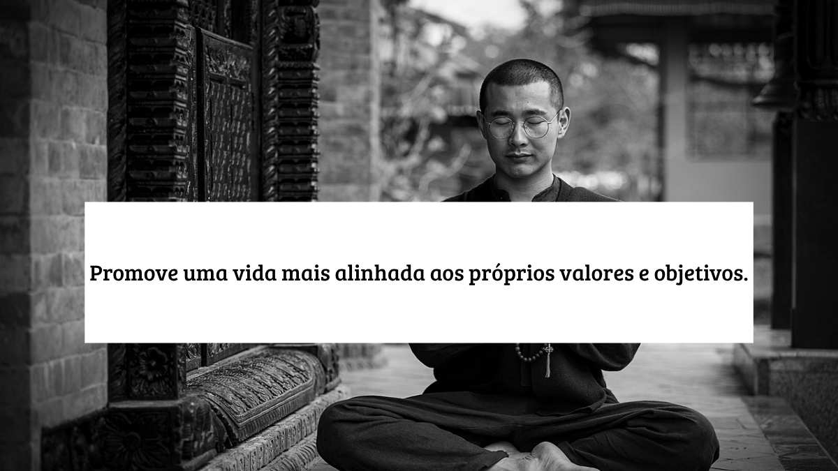 Fotografia em preto e branco de um homem asiático meditando com os olhos fechados e óculos redondos, sentado em frente a uma arquitetura de templo tradicional, com uma sobreposição de caixa branca contendo o texto: "Promove uma vida mais alinhada aos próprios valores e objetivos."