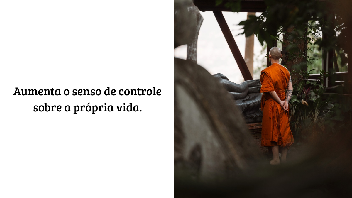 Um monge budista em vestes laranjas observa uma estátua de Buda em um ambiente sereno, ao lado do texto: "Aumenta o senso de controle sobre a própria vida."