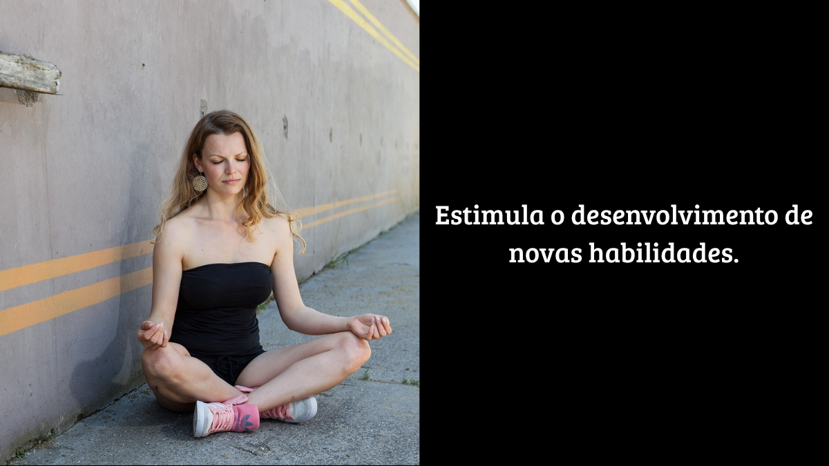 Mulher sentada em posição de meditação contra uma parede cinza, ao lado de fundo preto com o texto: "Estimula o desenvolvimento de novas habilidades."