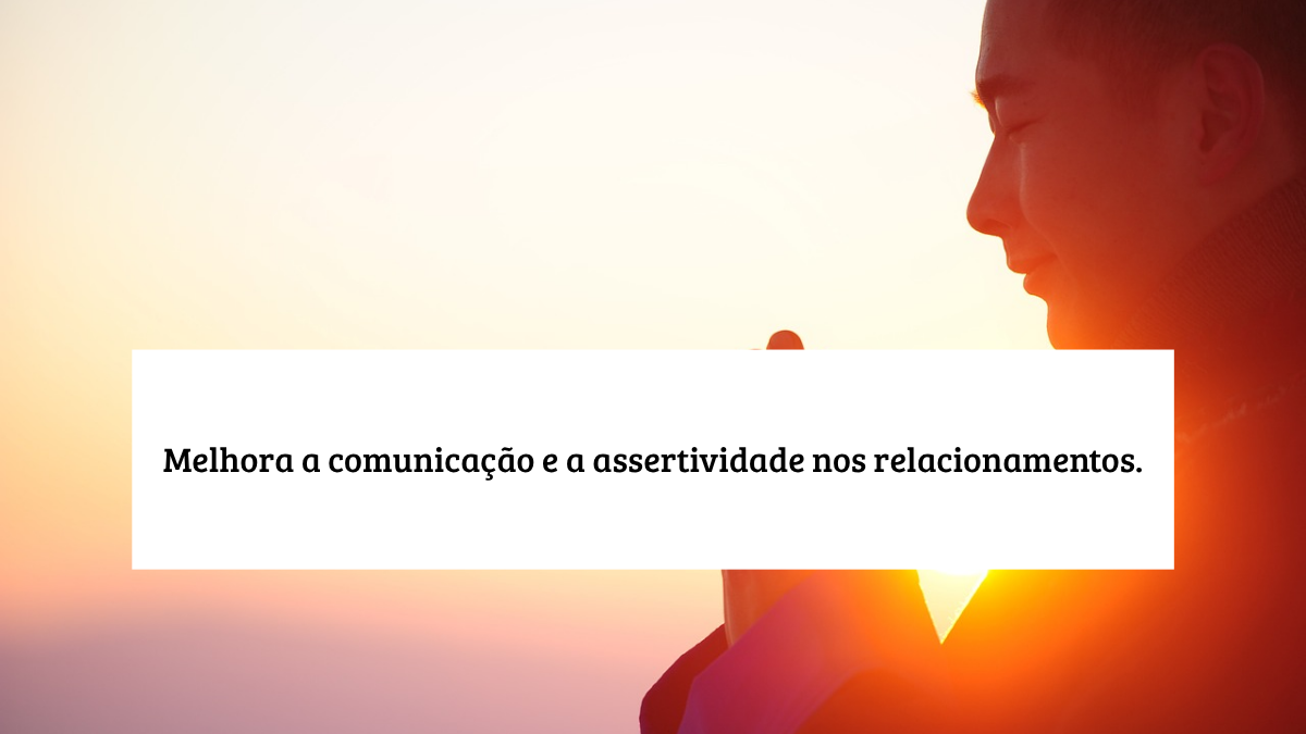 Perfil de uma pessoa com as mãos unidas em um gesto de foco ou prece, iluminada pelo sol ao amanhecer, sobreposta por uma faixa branca com o texto: "Melhora a comunicação e a assertividade nos relacionamentos."