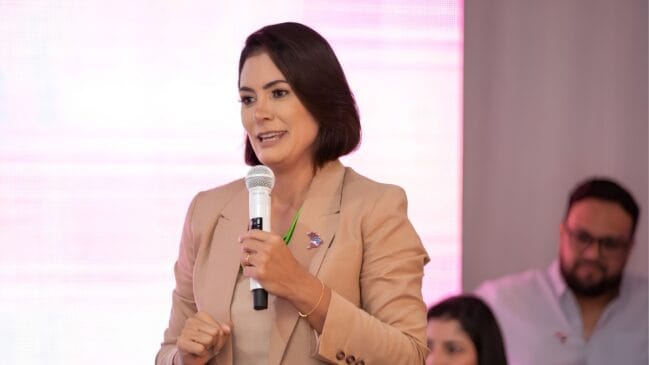 Michelle Bolsonaro com o microfone na mão