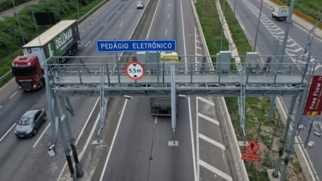 A imagem mostra um pedágio paulista