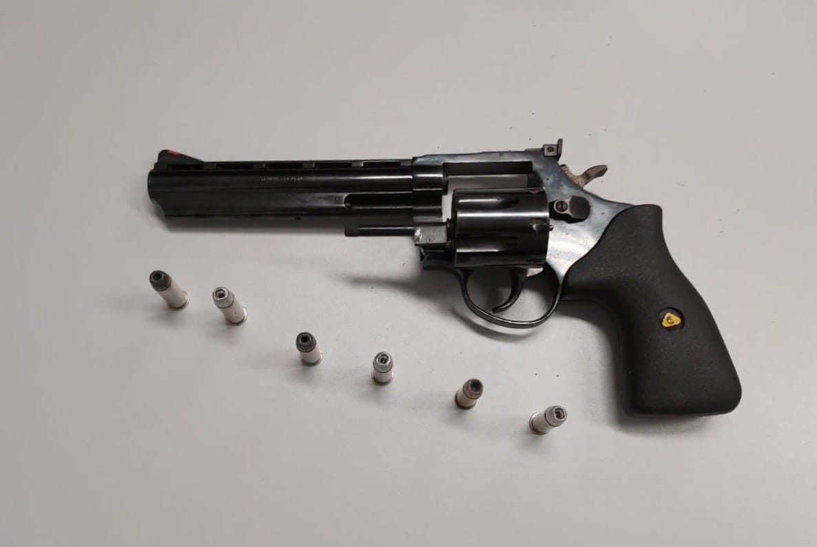 Revólver apreendido com Poocker na chácara em Pedro de Toledo, no Vale do Ribeira (Foto: Divulgação/Polícia Civil)