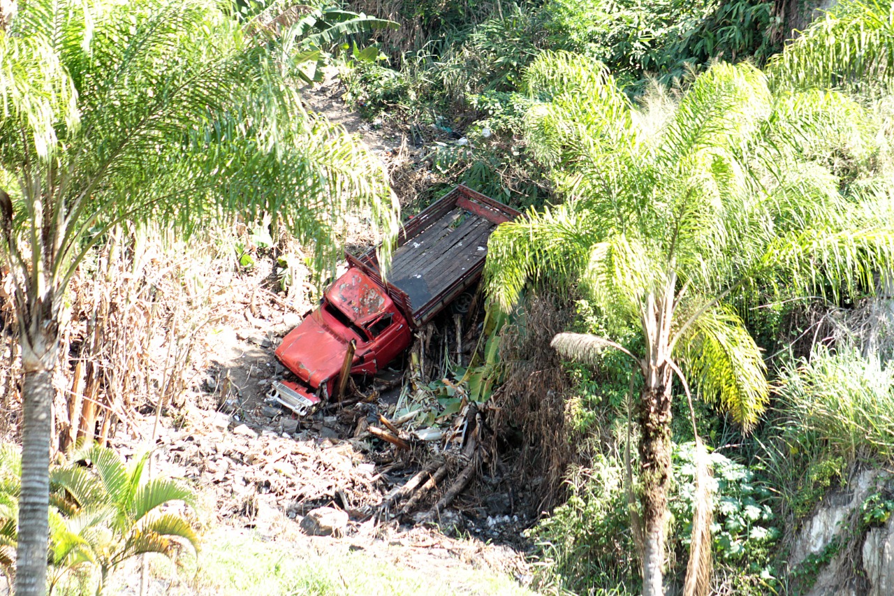 Caminhão ainda não tem data para ser retirado do local onde caiu