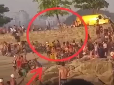 Após furtar itens de dentro do veículo com identificação dos Correios, suspeitos fugiram a pé pela faixa de areia em São Vicente