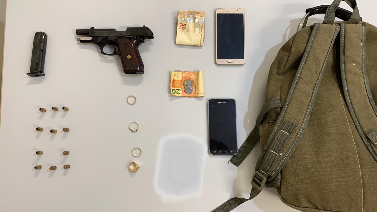 Os policiais apreenderam arma e o dinheiro e objetos que seriam roubados (Divulgação/Polícia Civil)