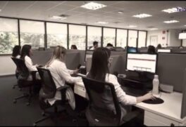 De acordo com o texto, a telemedicina é a transmissão segura de dados e informações médicas, através de texto, som, imagens ou outras formas necessárias
