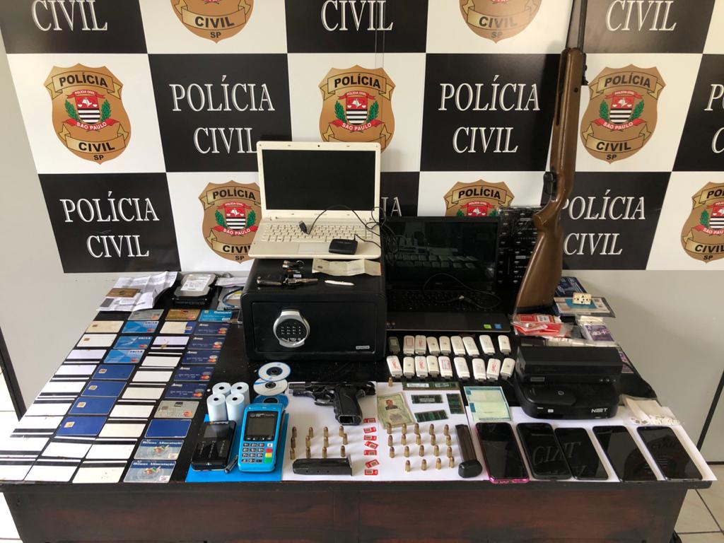 Os investigadores apreenderam cartões, modems, leitor de cartões, máquinas e até arma de fogo (Divulgação/Polícia Civil)