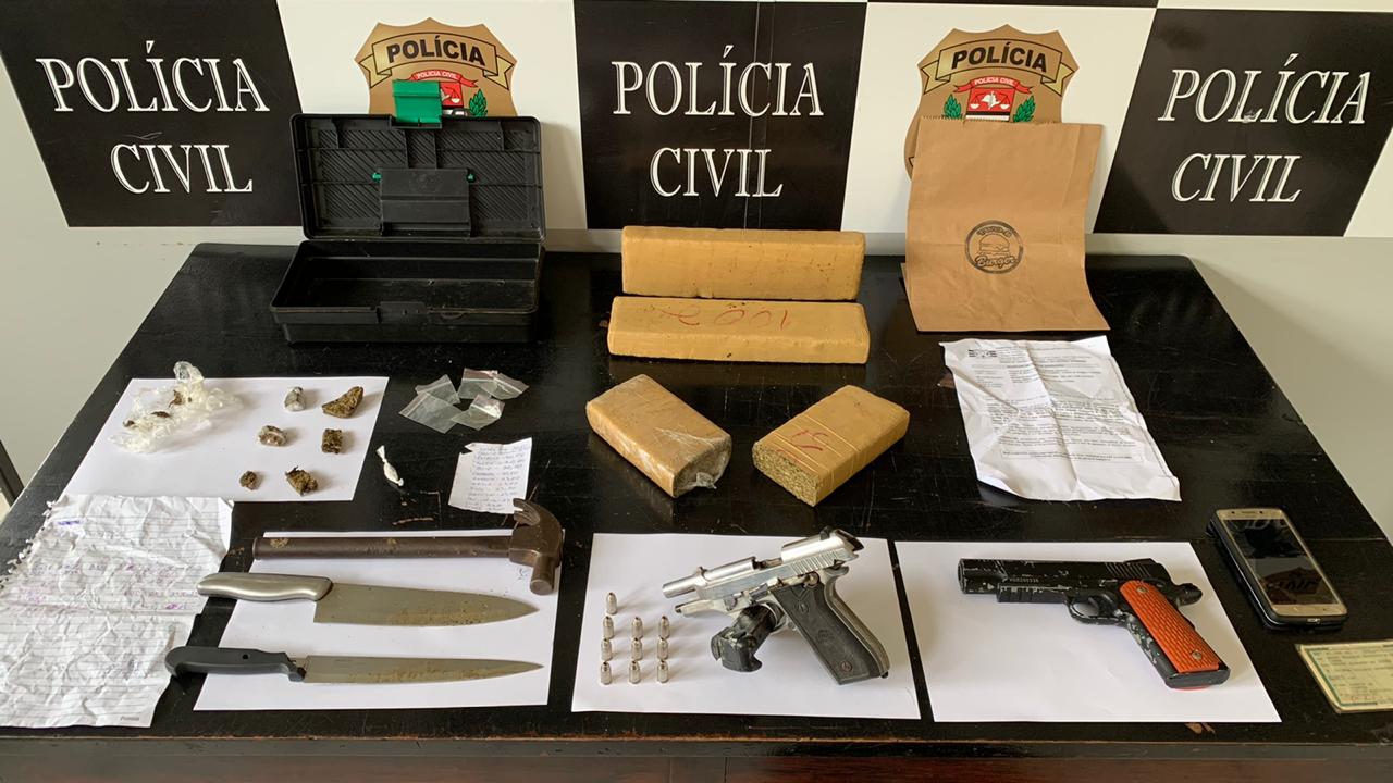 Mais de três quilos de drogas, pistola, simulacro, anotações e utensílios do tráfico foram apreendidos
