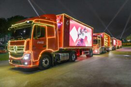 Os caminhões que compõem a Caravana da Coca-Cola são todos iluminados, levando 'Papai Noel e Mamãe Noel'