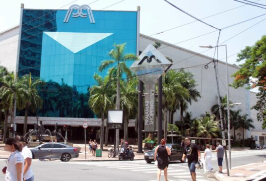 O Shopping Praiamar fica no bairro Aparecida, em Santos