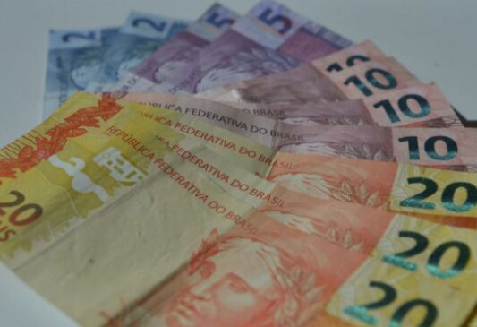 A previsão do mercado financeiro para o crescimento da economia brasileira este ano subiu de 2,26% para 2,29%