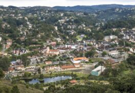 Campos do Jordão fica a pouco mais de 1.600 m de altitude, o que dá à cidade uma temperatura mais amena durante o ano todo e, claro, frios mais intensos no inverno, com direito a geadas e termômetros abaixo de zero