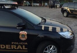 O trabalho dos agentes de campo de encerrou por volta de 8h, quando as equipes, levando os homens detidos e outros itens como malotes, retornaram à sede da Polícia Federal no Centro de Santos