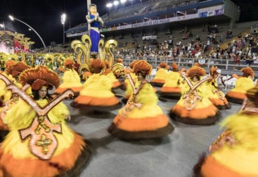 Desfile de escola de samba de São Paulo