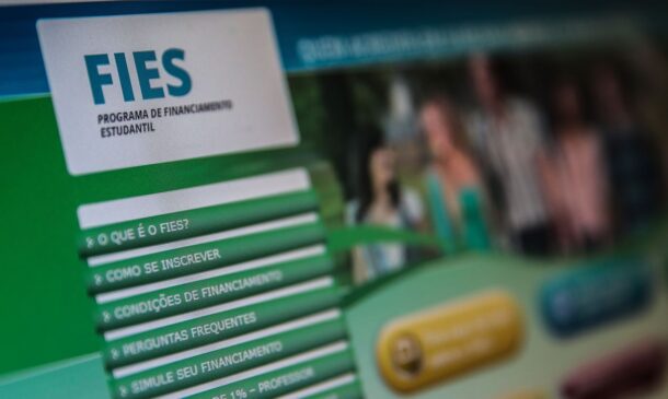 A portaria prorroga também o prazo para realização dos aditamentos de renovação semestral dos contratos de financiamento concedidos pelo Fies, simplificados e não simplificados