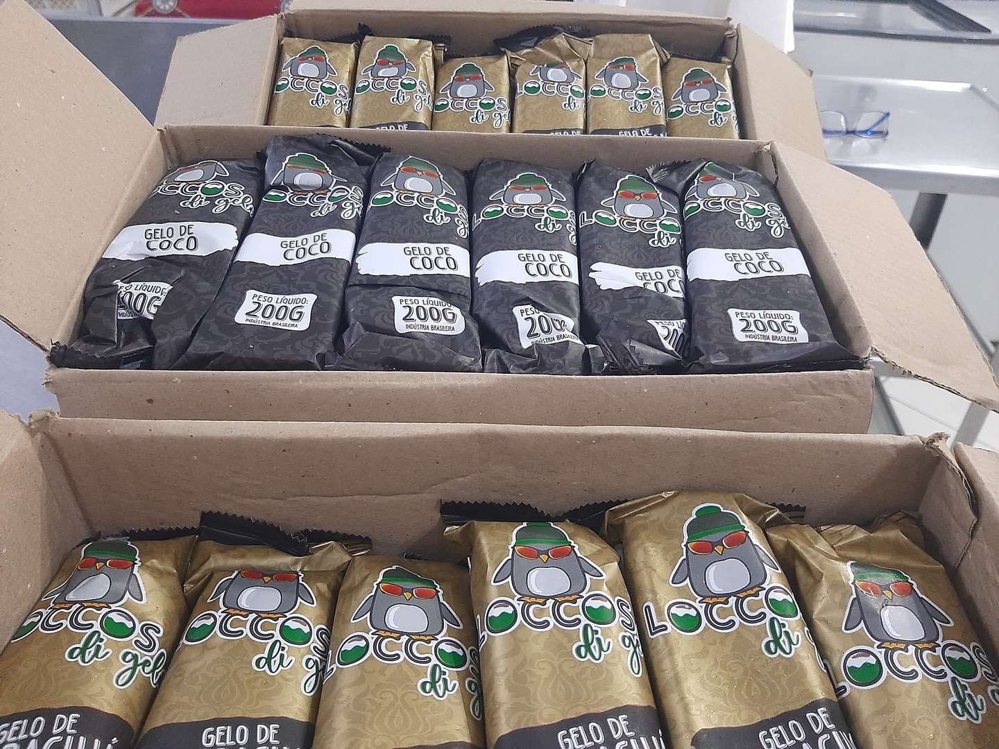Vitor distribui gelo saborizado de maneira industrial e tem feito sucesso