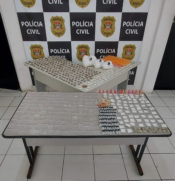 Um depósito de drogas na Chácara Itaguaí foi descoberto por policiais da Delegacia Sede de Mongaguá; ação foi feita sob o comando do delegado titular, Luiz Antônio Pereira, e do investigador-chefe, Alexandre dos Santos (Foto: Divulgação/Polícia Civil)