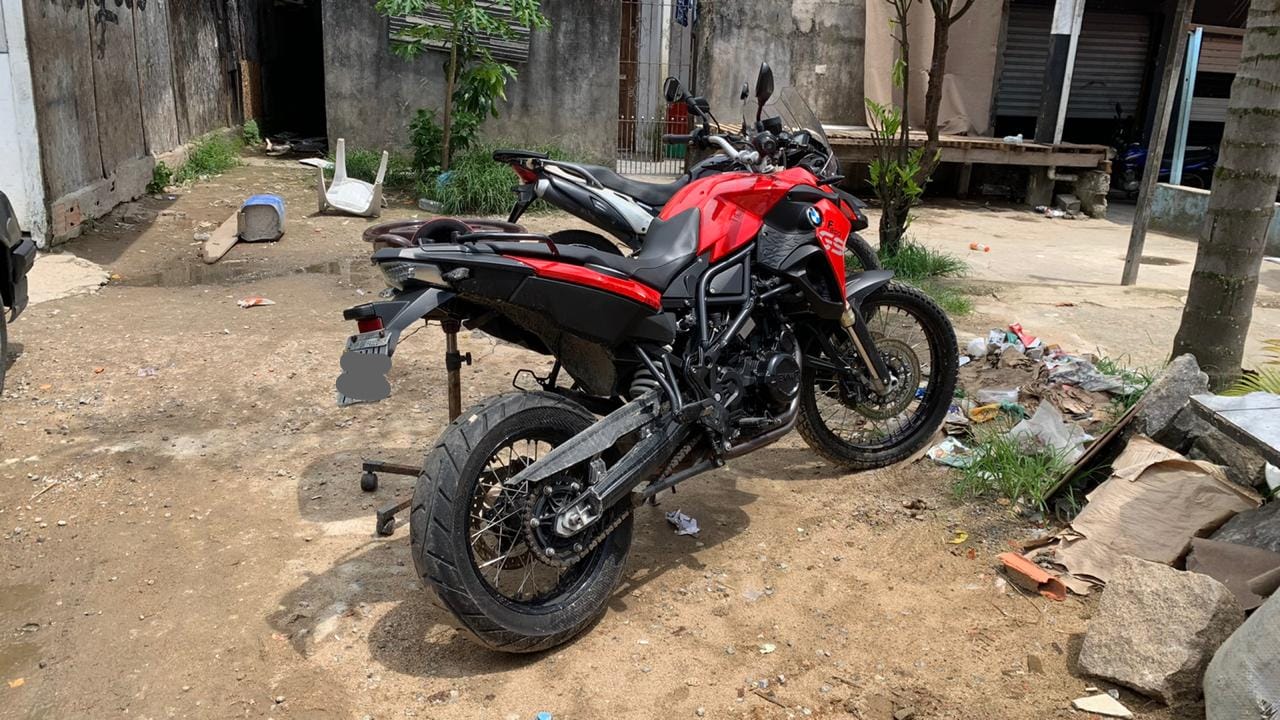 Uma moto BMW também foi apreendida (Fotos: Divulgação/Polícia Civil)