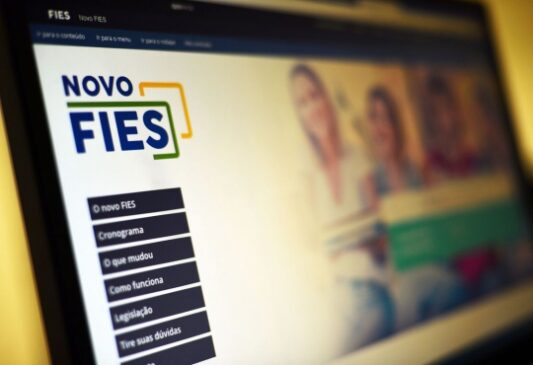 O Fies é o programa do governo federal que tem como meta facilitar o acesso ao crédito para financiamento de cursos de ensino superior oferecidos por instituições privadas