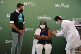 A primeira pessoa a ser imunizada foi a enfermeira Monica Calazans, 54, que trabalha na UTI do Instituto de Infectologia Emílio Ribas, em São Paulo