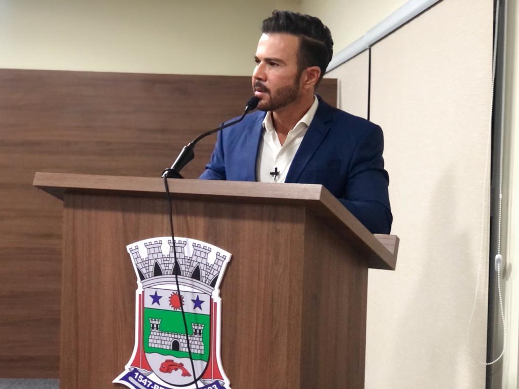 Discurso do prefeito reeleito durante a noite desta sexta-feira (1°) (Foto: Divulgação/Prefeitura de Bertioga)