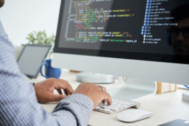 Na área da Tecnologia da Informação (TI), a escassez de mão de obra especializada é mais elevada