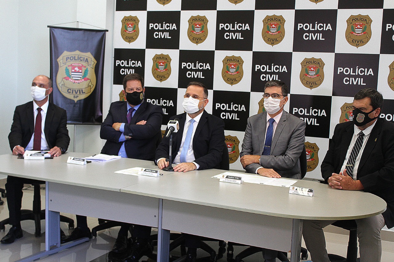 O diretor da Polícia Civil na Baixada e no Vale, Manoel Gatto Neto, ao centro, com delegados seccionais e divisionário durante a entrevista coletiva (Nair Bueno/DL)