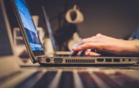 O conteúdo é distribuído em 24 aulas online, que totalizam mais de 70 horas