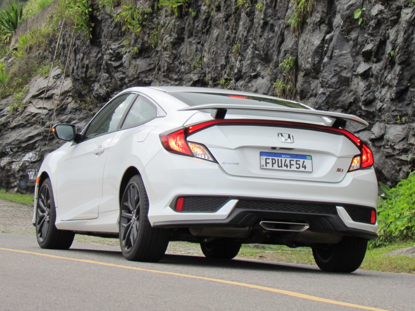 O conjunto harmonioso do Honda Civic Si é composto pelo aerofólio, barra de led horizontal e as lanternas em formato de C