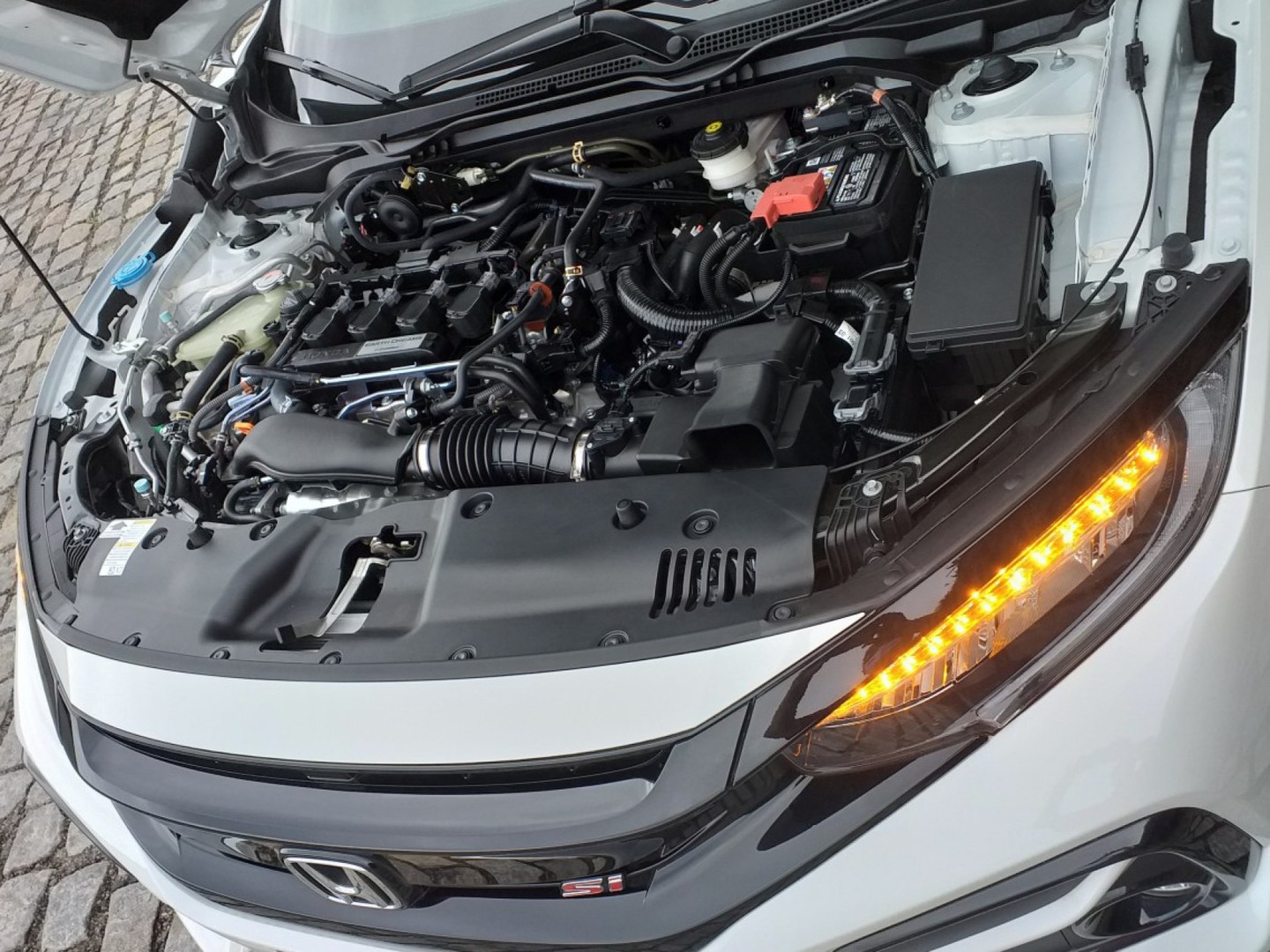 O motor do Honda Civic Si é um 1.5 a gasolina, com quatro cilindros, turbocompressor e câmbio manual de seis marchas