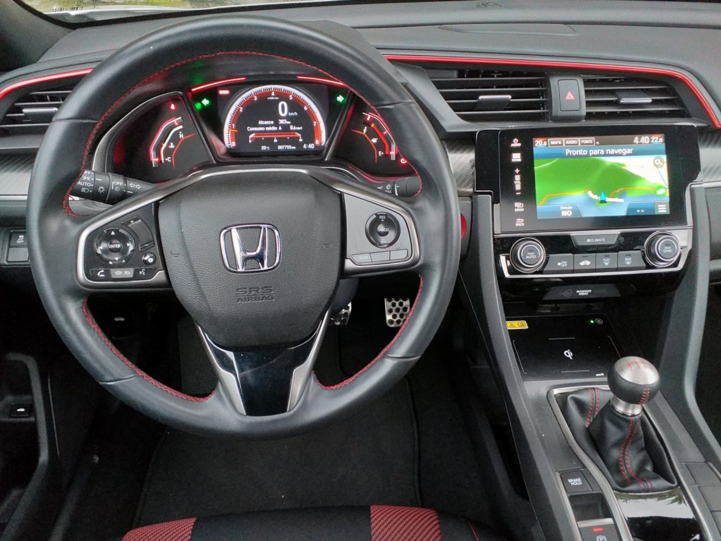 O modelo vem com seis airbags, câmera de ré multivisão e uma instalada no retrovisor direito, para evitar pontos cegos