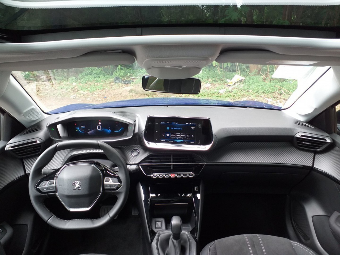 O i-Cockpit 3D vem com volante reduzido, base e topo achatados, o que permite uma boa visualização dos instrumentos